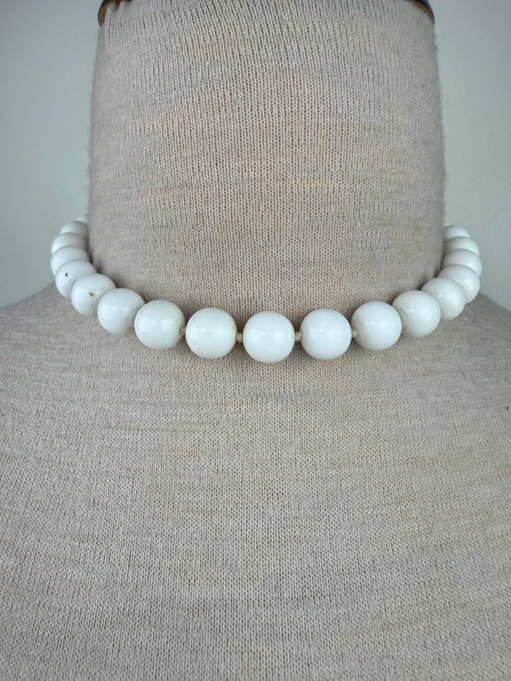 Vintage Large White Plastic Bead Choker Necklace 14.5-17"